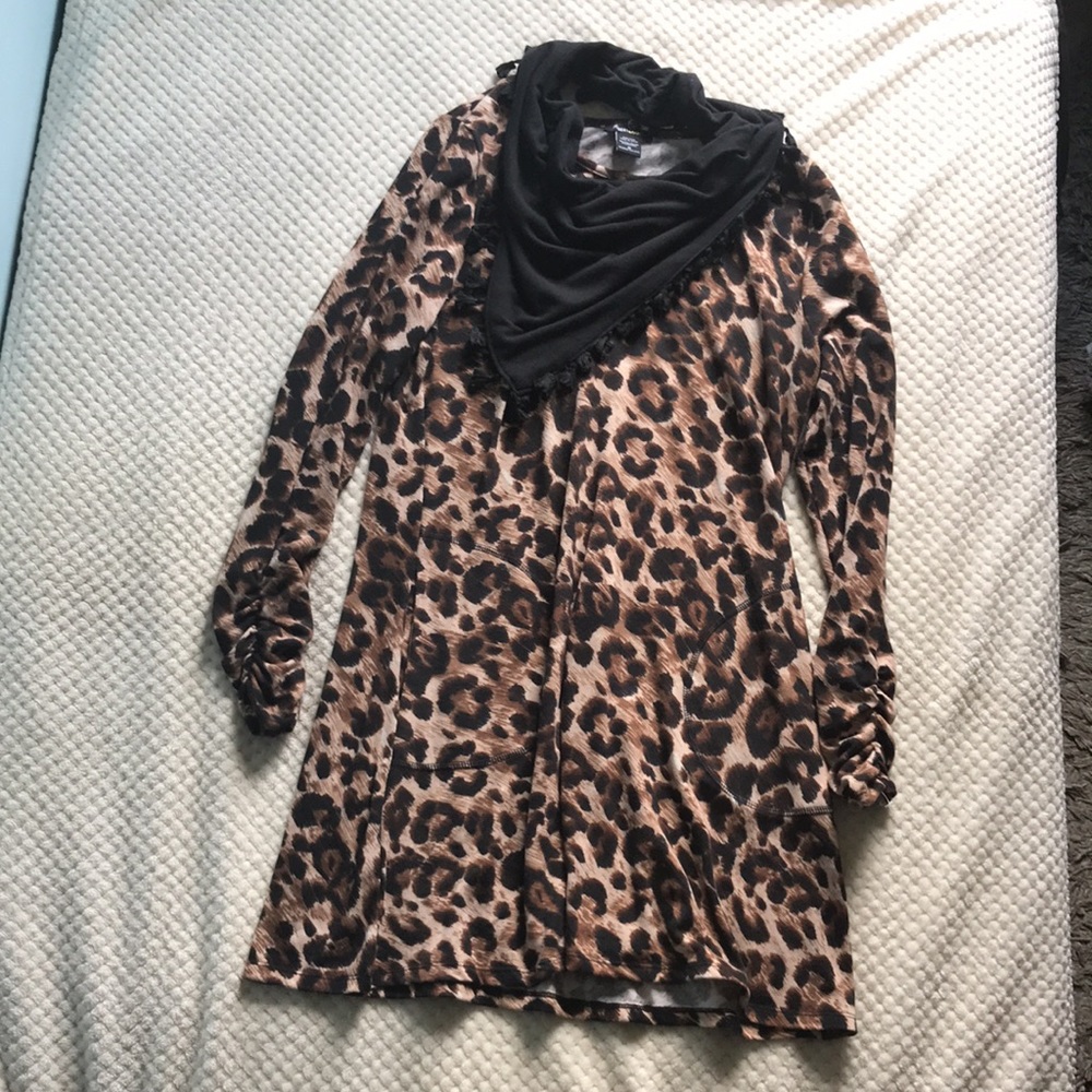 Robert Louis leopard print Hacci with removable tassel scarf Size Med.Brand New